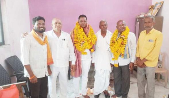 सेवा सहकारी सोसायटी शहापूरच्या चेअरमनपदी नरदेव पुल्लागोर तर व्हाईस चेअरमनपदी सुर्यकांत अन्नमवार यांची निवड.पिंजारी माहेमूद तालुका प्रतिनिधी देगलूर देगलूर : देगलूर तालुक्यातील शहापूर येथील सेवा सहकारी सोसायटीच्या चेअरमनपदी नरदेव बालरेड्डी पुल्लागोर तसेच व्हाईस चेअरमनपदी सुर्यकांत गंगाधर अन्नमवार यांची एकमताने (बिनविरोध) निवड करण्यात आली. या निवडीचे परिसरातील शेतकरी, सभासद व विविध मान्यवरांनी स्वागत करत नवनिर्वाचित पदाधिकाऱ्यांचे हार्दिक अभिनंदन केले. निवडीनंतर सोसायटीच्या कार्यालयात आनंदाचे वातावरण निर्माण झाले. उपस्थितांनी पुष्पगुच्छ देऊन तसेच शाल व श्रीफळ देऊन नवनिर्वाचित चेअरमन व व्हाईस चेअरमन यांचा सत्कार केला. यावेळी सभासदांनी सोसायटीच्या सर्वांगीण विकासासाठी, शेतकऱ्यांना अधिकाधिक सुविधा उपलब्ध करून देण्यासाठी आणि पारदर्शक व लोकाभिमुख कारभार करण्याची अपेक्षा व्यक्त केली. यावेळी नवनिर्वाचित चेअरमन नरदेव बालरेड्डी पुल्लागोर यांनी सभासदांनी दाखविलेल्या विश्वासाबद्दल आभार मानत, सर्वांना सोबत घेऊन सोसायटीच्या प्रगतीसाठी प्रामाणिकपणे काम करण्याची ग्वाही दिली. तसेच व्हाईस चेअरमन सुर्यकांत गंगाधर अन्नमवार यांनीही शेतकरी हिताला प्राधान्य देत सोसायटीच्या विकासासाठी कटिबद्ध राहणार असल्याचे सांगितले. या निवडीबद्दल परिसरातील विविध सामाजिक, राजकीय व सहकार क्षेत्रातील मान्यवरांनी दोन्ही पदाधिकाऱ्यांवर अभिनंदनाचा वर्षाव केला या निवडी वेळी शिवाजी कंनकनटे, गोपारेडी पुलगोर, गंगारेड्डी कोडगिरे गणेश चामावार, मल्लनरेड्डी यामावार, गंगारेड्डी यामावार, भगवान बासरे, विलास यालावार, गणेश माडपले, अलारेड्डी चिंतलवार, किशन पाटील, ओम बासरे यांच्यासह सर्व सदस्य उपस्थित होते.
