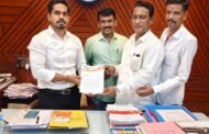 दाताळा येथील पोद्दार इंटरनॅशनल स्कूलकडे जाणाऱ्या मुख्य मार्गावरील खड्ड्यांमुळे विद्यार्थ्यांच्या जीवाला धोका..!