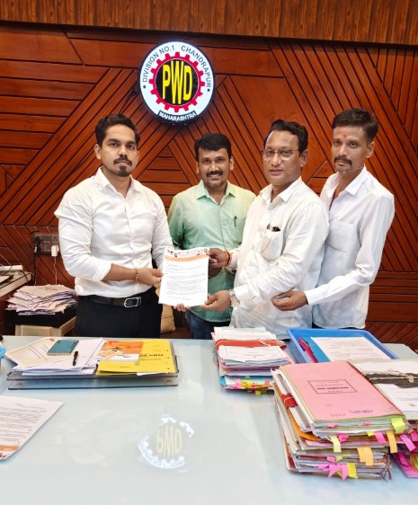 दाताळा येथील पोद्दार इंटरनॅशनल स्कूलकडे जाणाऱ्या मुख्य मार्गावरील खड्ड्यांमुळे विद्यार्थ्यांच्या जीवाला धोका..!
