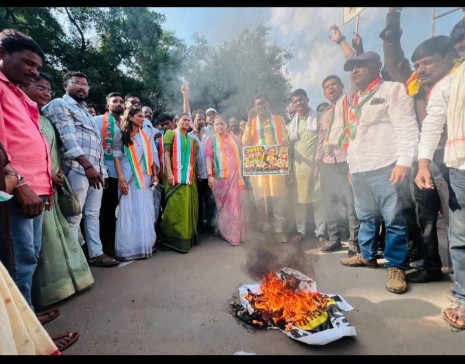 राजुरात काँग्रेस कार्यकर्त्यांनी ज्ञानेश कुमार यांच्या पुतळ्याचे दहन..!