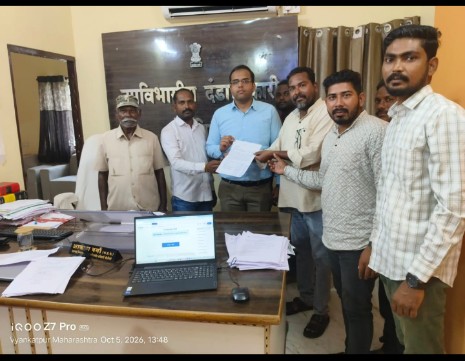 सात किलोमीटरच्या मार्गावर तब्बल १७ खड्डे..!                    ‼️राष्ट्रीय महामार्गावर जीवघेणा प्रवास‼️