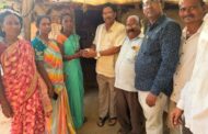 घर जळालेल्या विधवा मजूर महिलेला किशोर वडेट्टीवारांचा मदतीचा हात..!