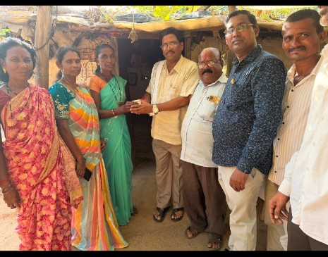 घर जळालेल्या विधवा मजूर महिलेला किशोर वडेट्टीवारांचा मदतीचा हात..!